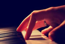 体育竞技中的巾帼力量：女足球员为每一场胜利而战